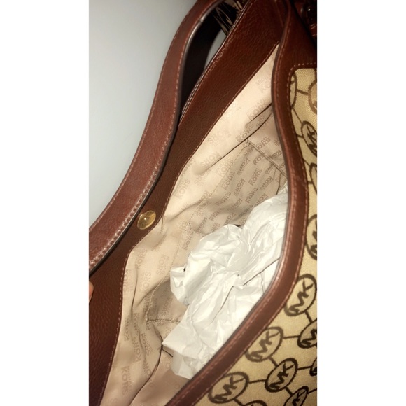 Michael Kors Millbrook Signature Tote - Picture 4 of 6